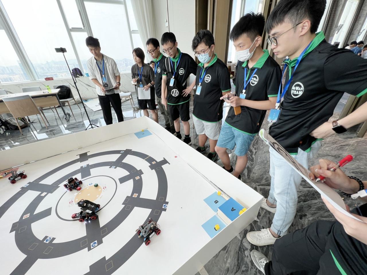 同學們在比賽中全神貫注，並進行了有效的分工合作。