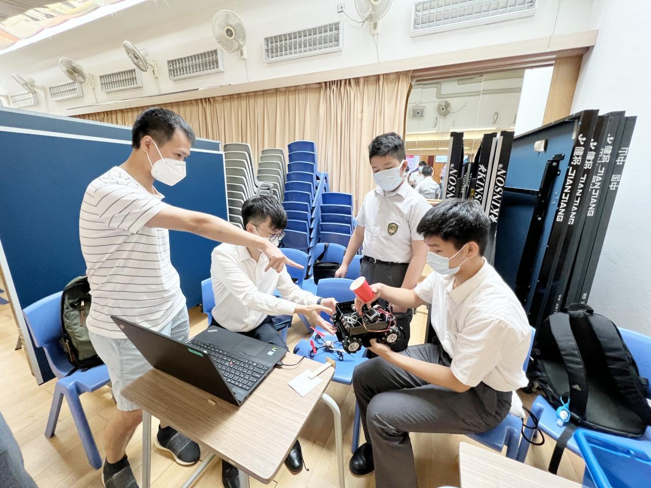 同學為無人車進行測試 