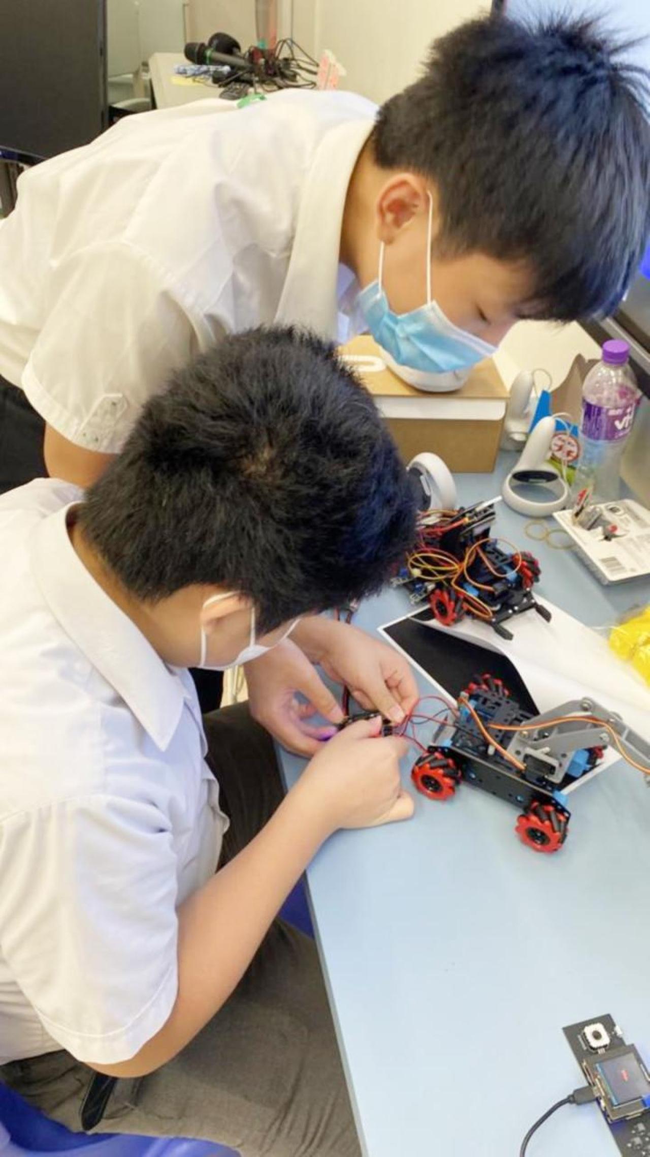 同學認真製作AI車及IoT車，為比賽做好準備。