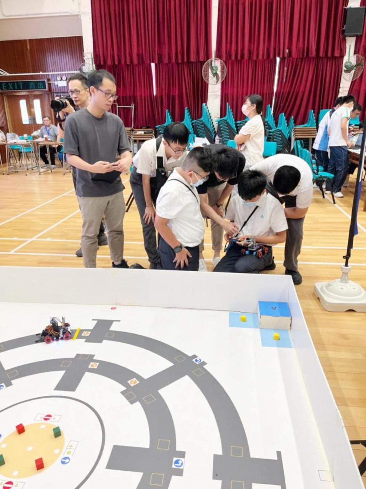 老師指導學生在比賽中時刻保持靈活，作出調整。