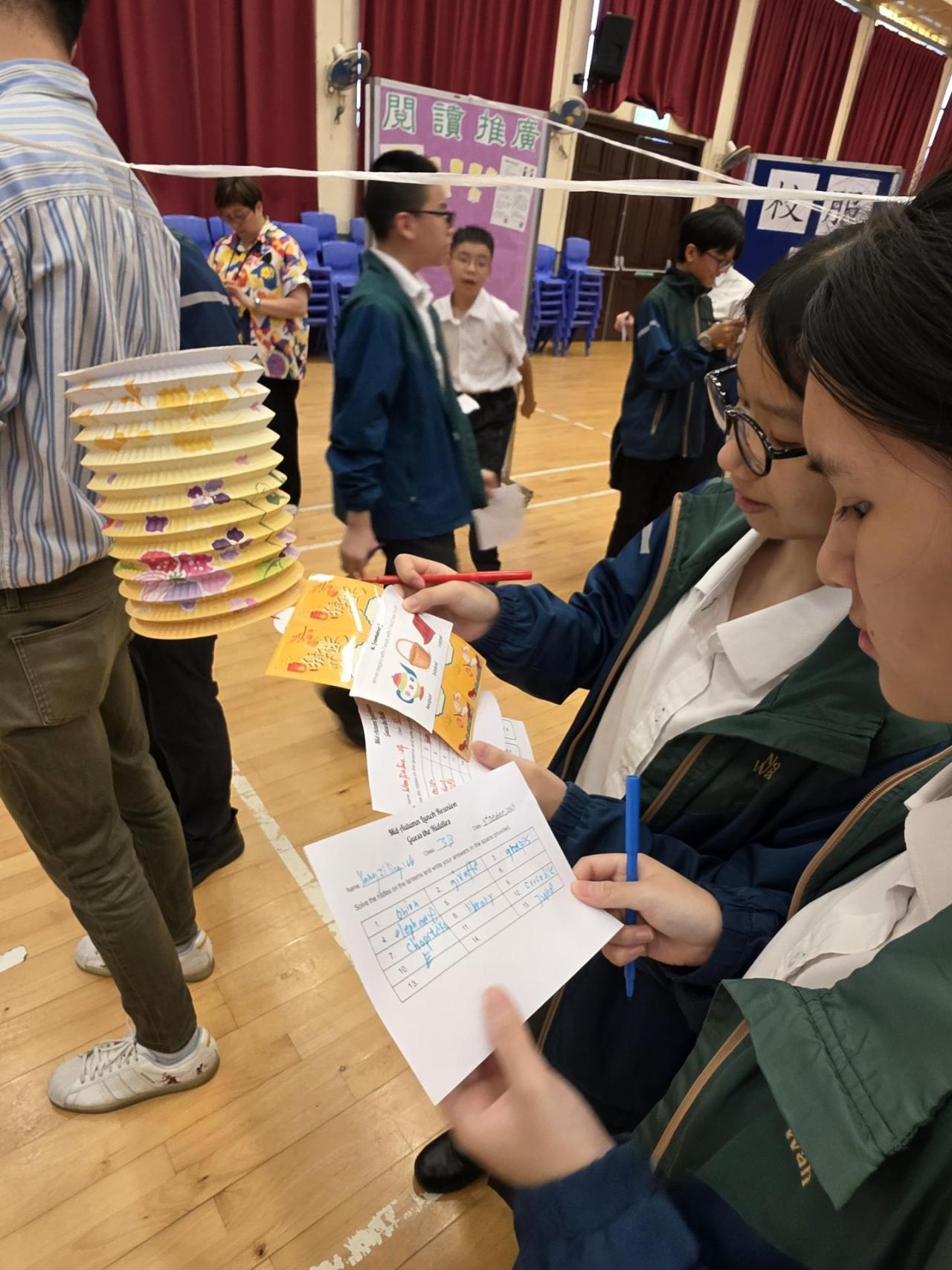 Mid-Autumn Festival Celebration: Students solved lantern riddles in English.